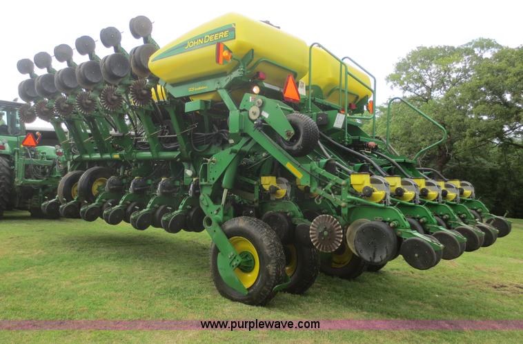 image for item D2072 2006 John Deere 1790 16/32 split row planter