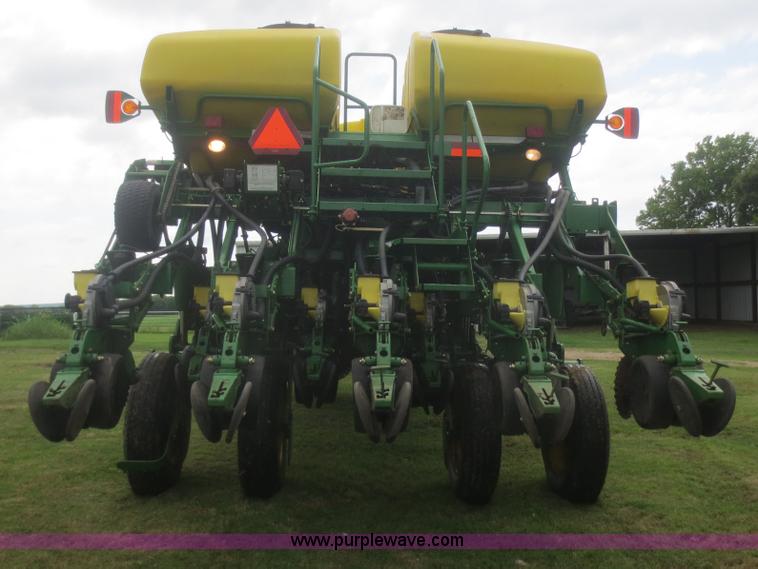 image for item D2072 2006 John Deere 1790 16/32 split row planter