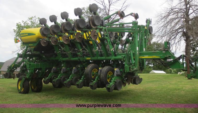 image for item D2072 2006 John Deere 1790 16/32 split row planter