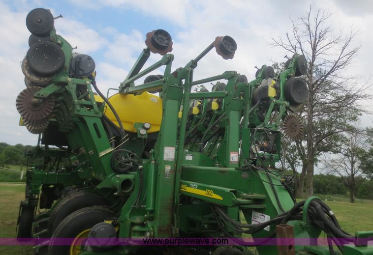 image for item D2072 2006 John Deere 1790 16/32 split row planter