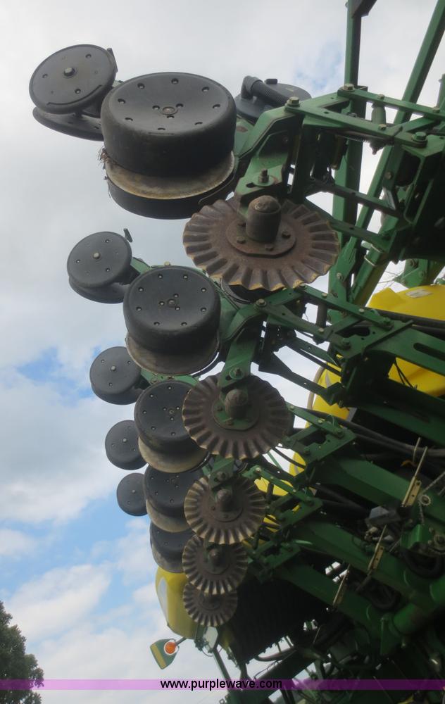 image for item D2072 2006 John Deere 1790 16/32 split row planter