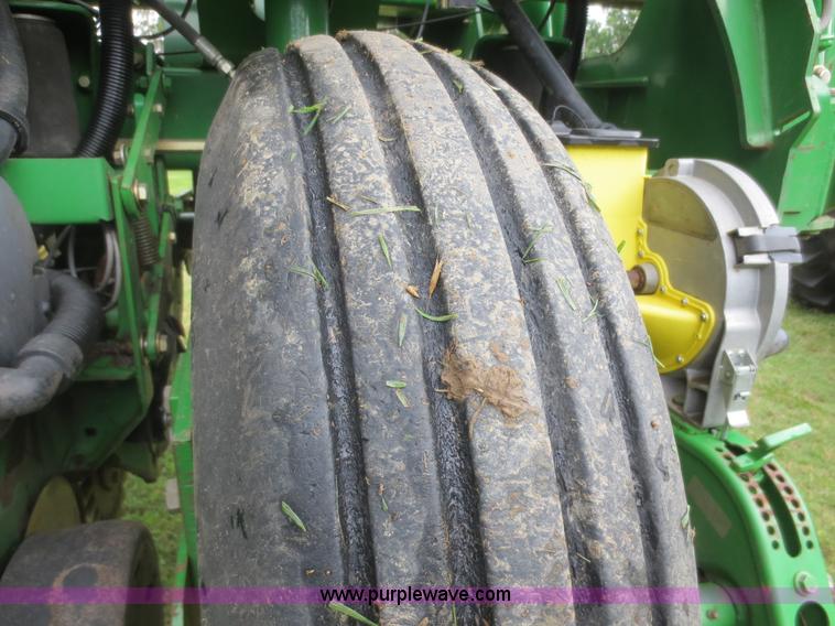 image for item D2072 2006 John Deere 1790 16/32 split row planter