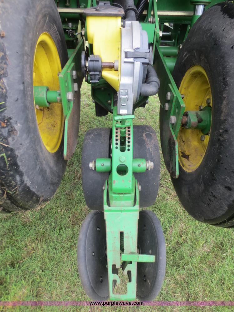 image for item D2072 2006 John Deere 1790 16/32 split row planter