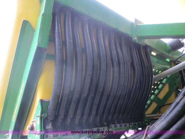 image for item D2072 2006 John Deere 1790 16/32 split row planter