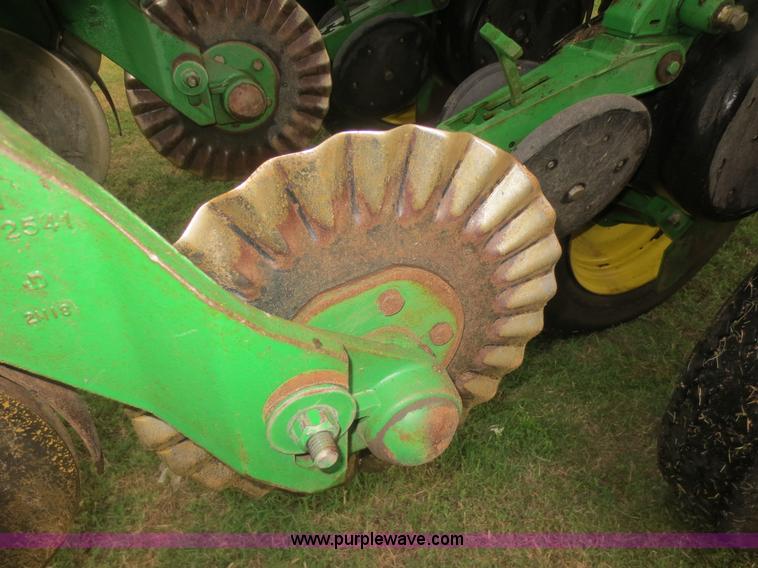 image for item D2072 2006 John Deere 1790 16/32 split row planter