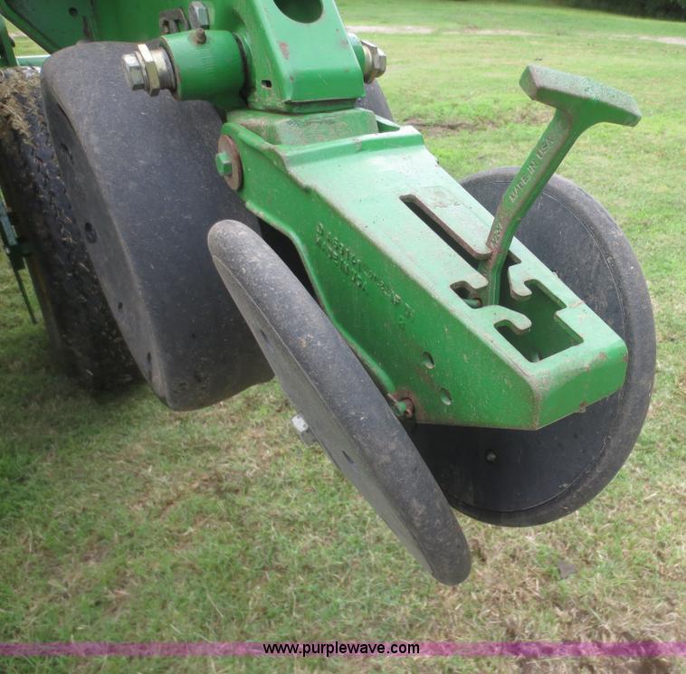 image for item D2072 2006 John Deere 1790 16/32 split row planter