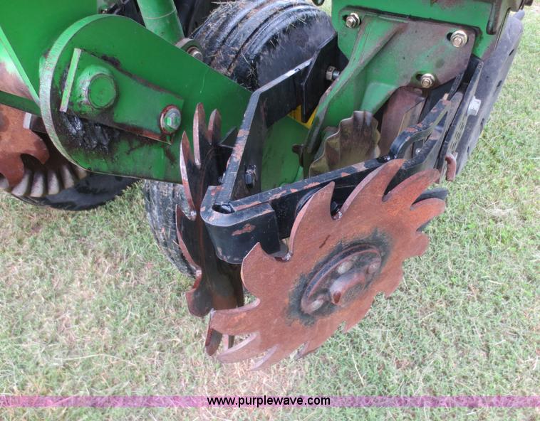 image for item D2072 2006 John Deere 1790 16/32 split row planter
