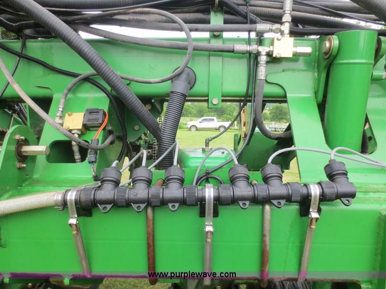 image for item D2072 2006 John Deere 1790 16/32 split row planter
