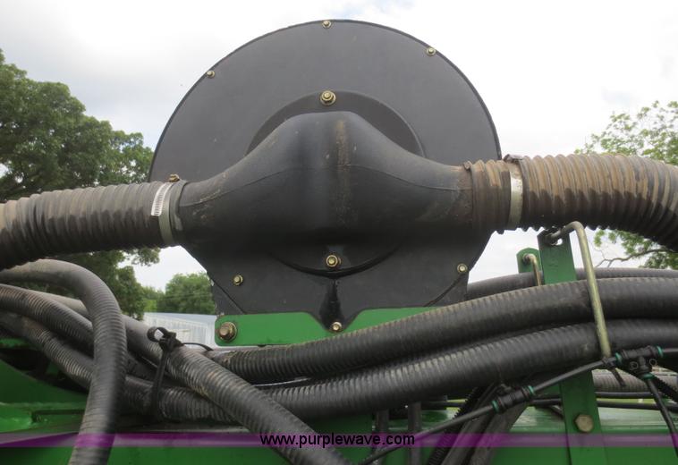 image for item D2072 2006 John Deere 1790 16/32 split row planter