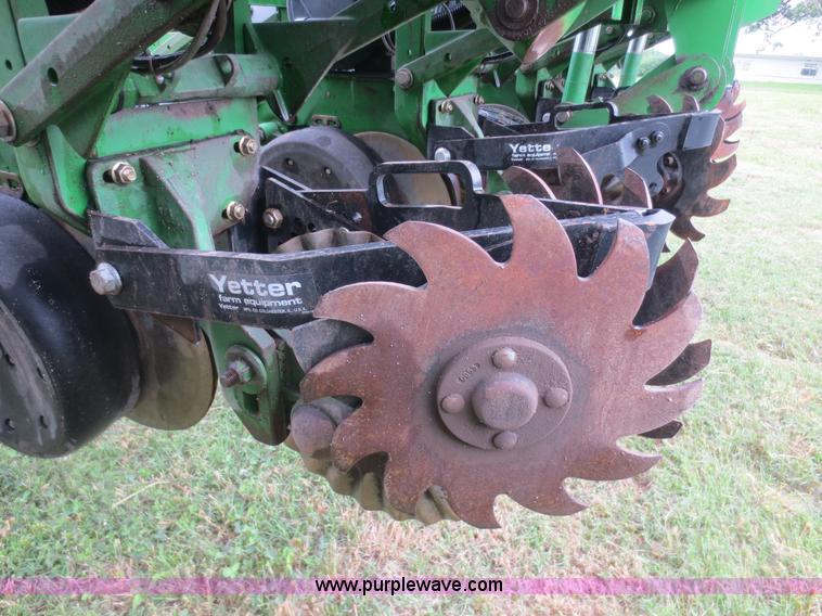 image for item D2072 2006 John Deere 1790 16/32 split row planter