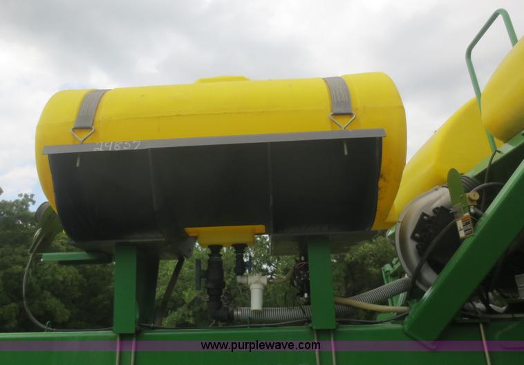 image for item D2072 2006 John Deere 1790 16/32 split row planter