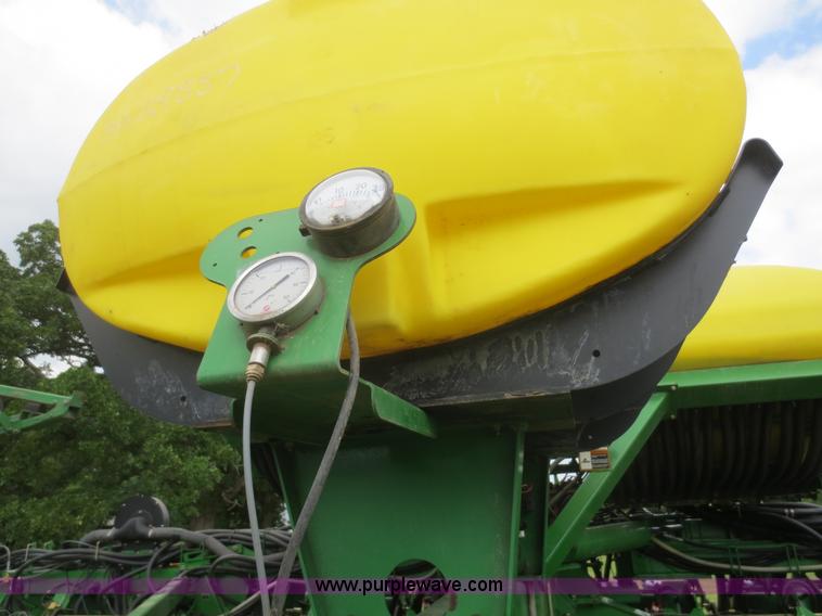 image for item D2072 2006 John Deere 1790 16/32 split row planter