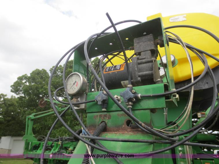 image for item D2072 2006 John Deere 1790 16/32 split row planter