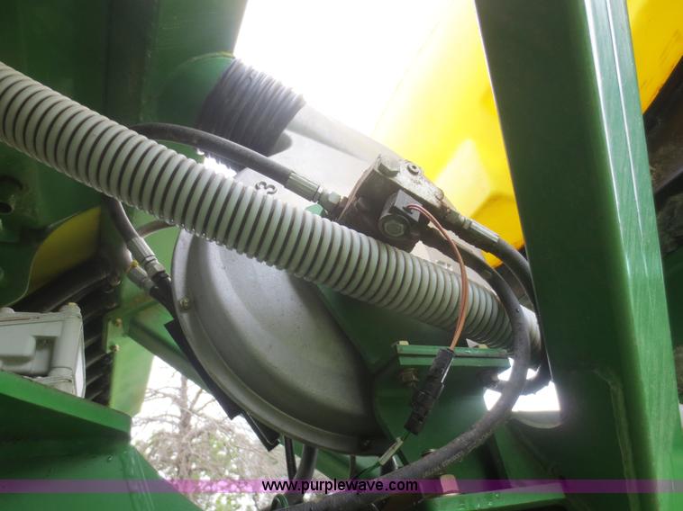 image for item D2072 2006 John Deere 1790 16/32 split row planter