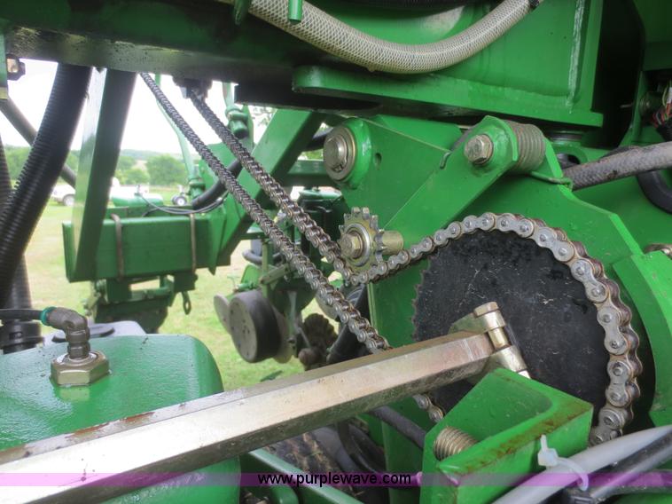 image for item D2072 2006 John Deere 1790 16/32 split row planter