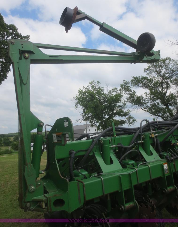 image for item D2072 2006 John Deere 1790 16/32 split row planter