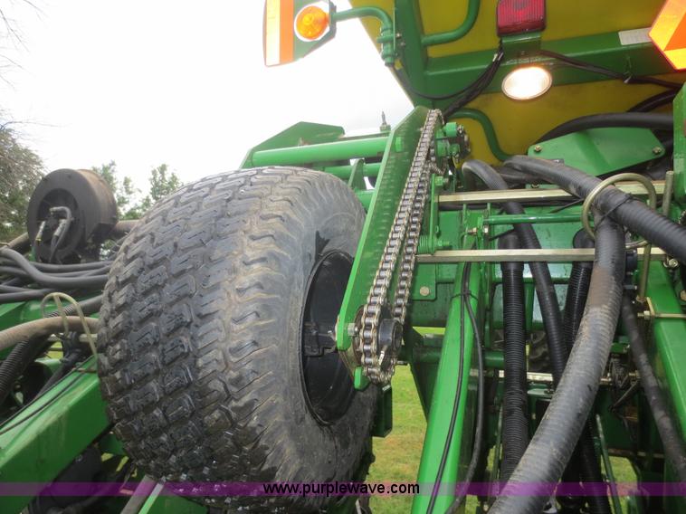 image for item D2072 2006 John Deere 1790 16/32 split row planter