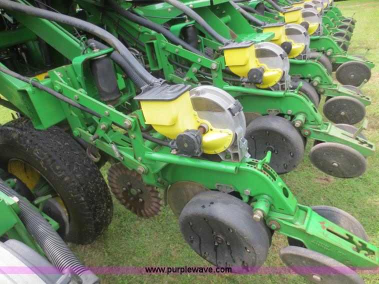 image for item D2072 2006 John Deere 1790 16/32 split row planter