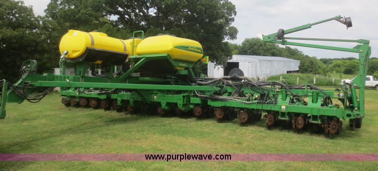 image for item D2072 2006 John Deere 1790 16/32 split row planter
