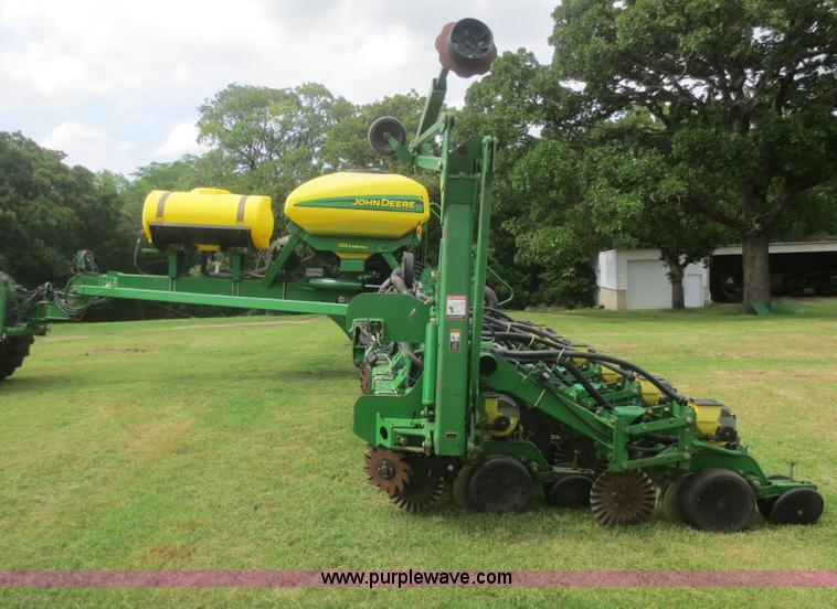 image for item D2072 2006 John Deere 1790 16/32 split row planter