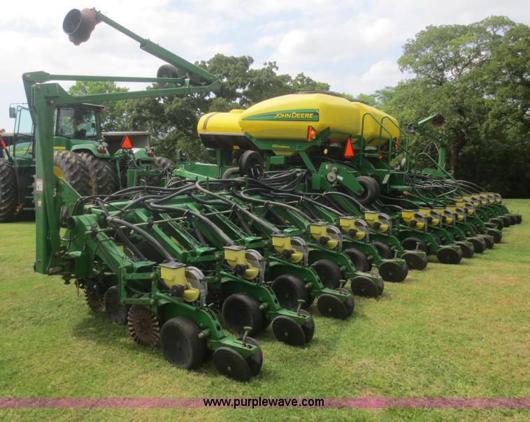 image for item D2072 2006 John Deere 1790 16/32 split row planter
