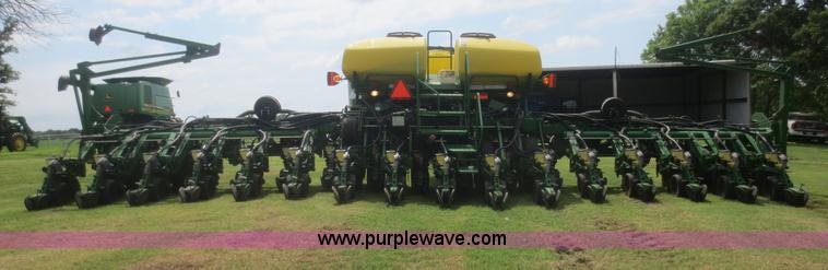 image for item D2072 2006 John Deere 1790 16/32 split row planter