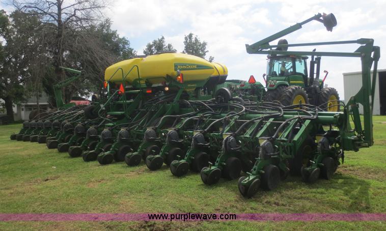 image for item D2072 2006 John Deere 1790 16/32 split row planter