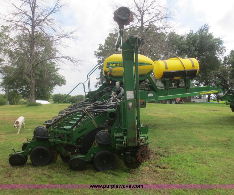 image for item D2072 2006 John Deere 1790 16/32 split row planter