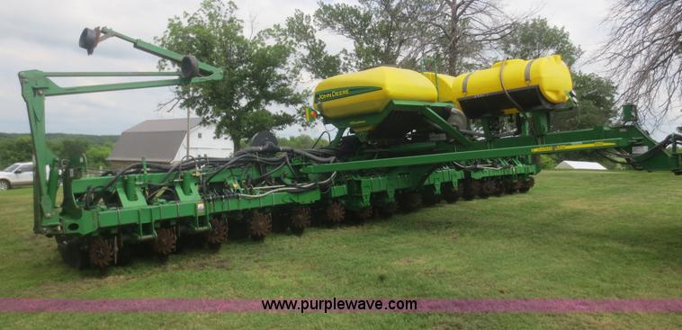 image for item D2072 2006 John Deere 1790 16/32 split row planter
