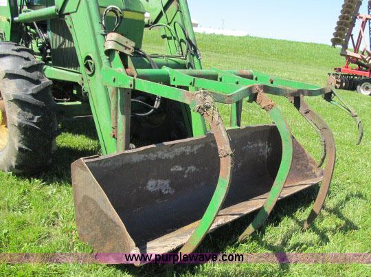 image for item D3987 John Deere 2940 MFWD tractor