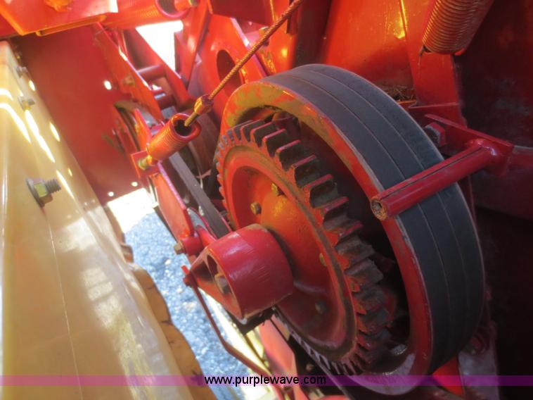 image for item F6983 1989 New Holland 848 round baler