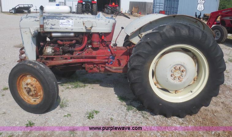 image for item F6984 Ford 600 tractor