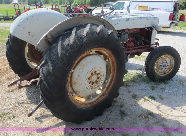 image for item F6984 Ford 600 tractor