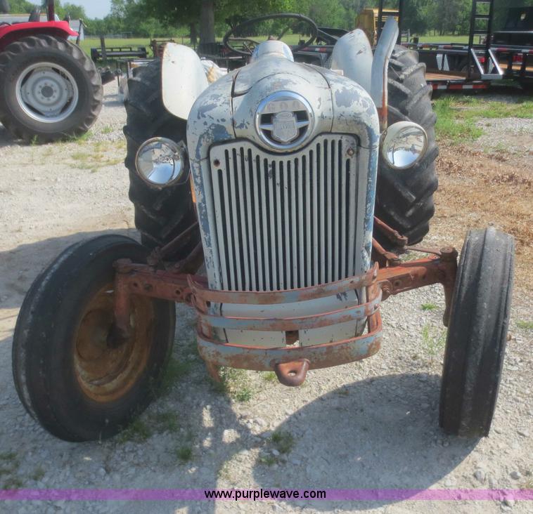 image for item F6984 Ford 600 tractor
