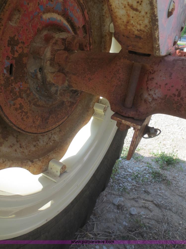 image for item F6984 Ford 600 tractor