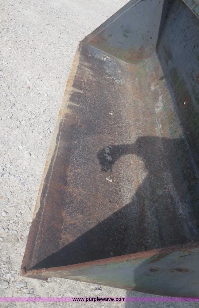 image for item F6985 1983 John Deere 2950 tractor