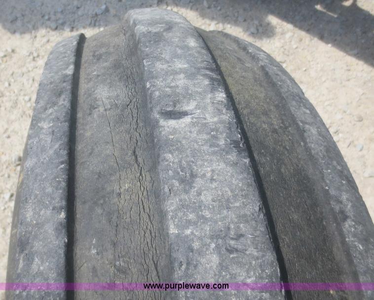 image for item F6985 1983 John Deere 2950 tractor