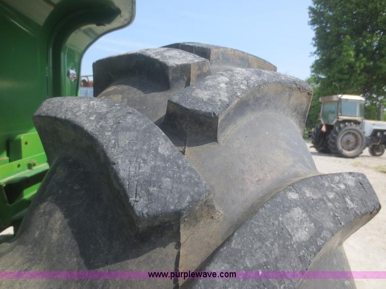 image for item F6985 1983 John Deere 2950 tractor