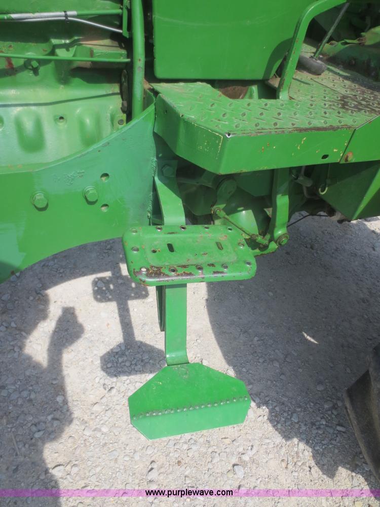 image for item F6985 1983 John Deere 2950 tractor