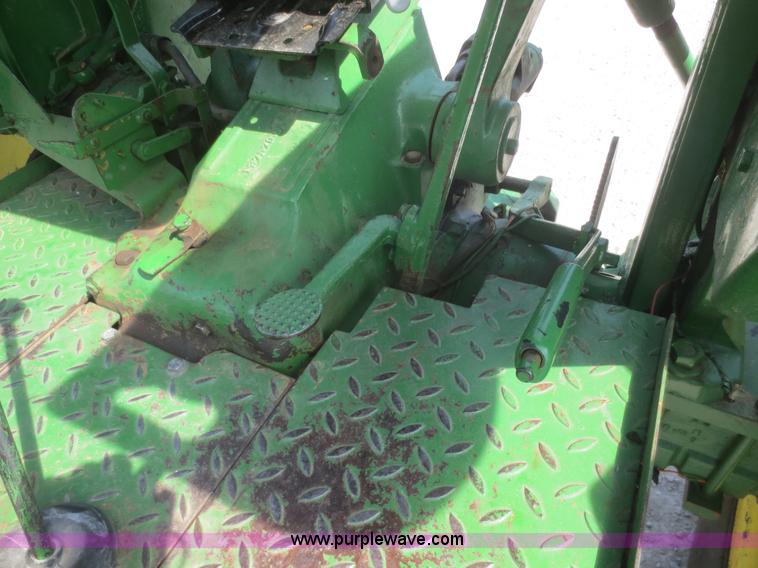 image for item F6985 1983 John Deere 2950 tractor