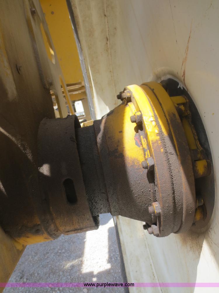 image for item F6998 1993 Ag-Chem RoGator 854 self-propelled sprayer