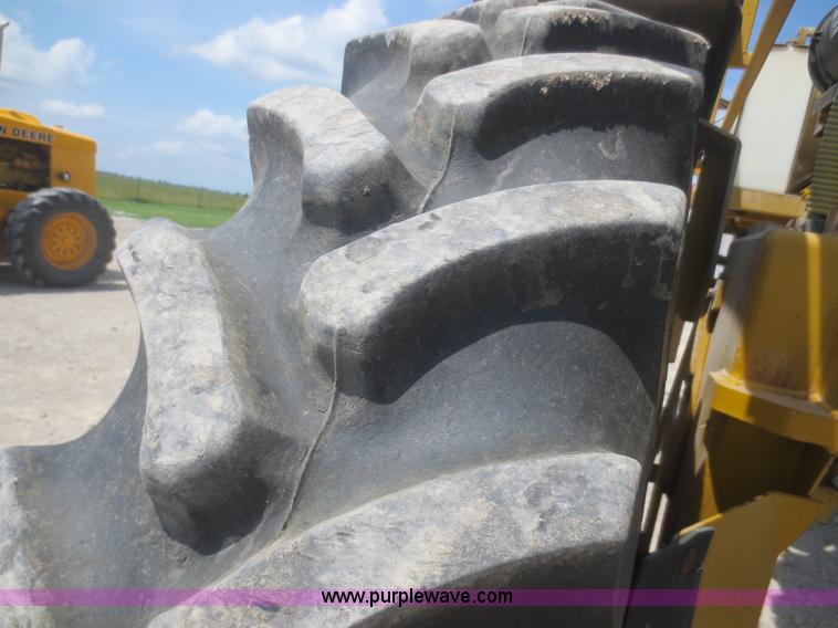 image for item F6998 1993 Ag-Chem RoGator 854 self-propelled sprayer