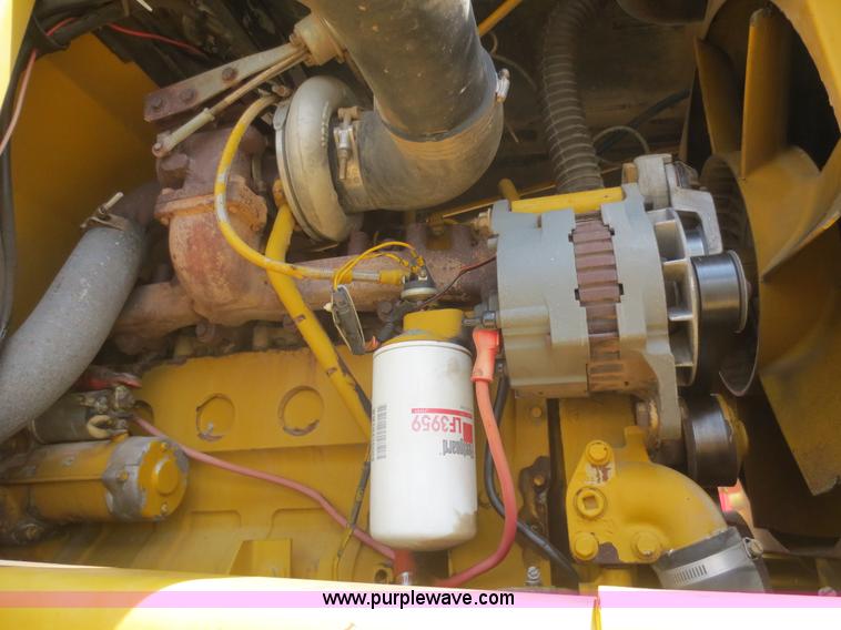 image for item F6998 1993 Ag-Chem RoGator 854 self-propelled sprayer