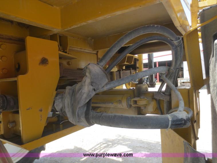 image for item F6998 1993 Ag-Chem RoGator 854 self-propelled sprayer