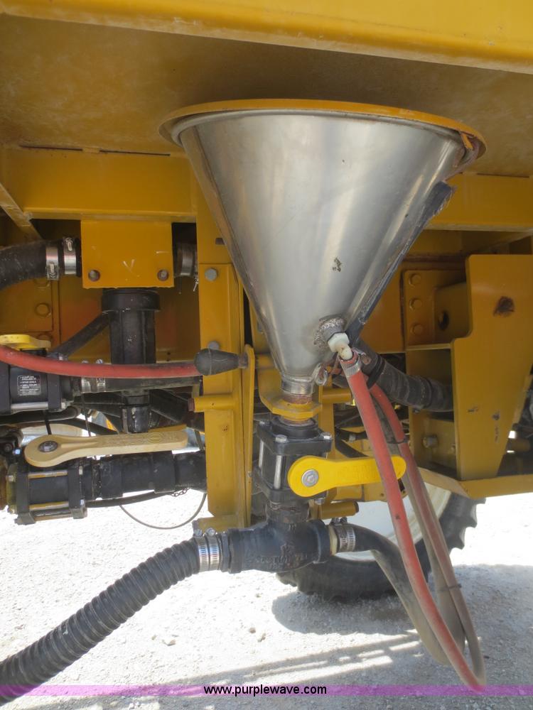 image for item F6998 1993 Ag-Chem RoGator 854 self-propelled sprayer