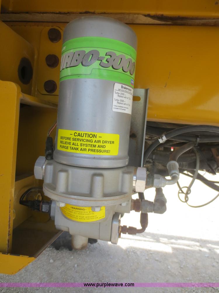 image for item F6998 1993 Ag-Chem RoGator 854 self-propelled sprayer