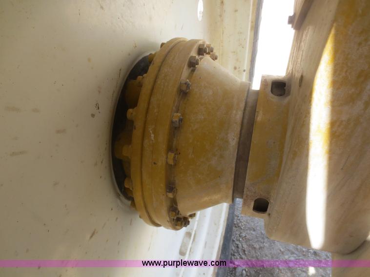 image for item F6998 1993 Ag-Chem RoGator 854 self-propelled sprayer