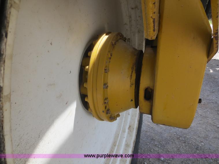 image for item F6998 1993 Ag-Chem RoGator 854 self-propelled sprayer