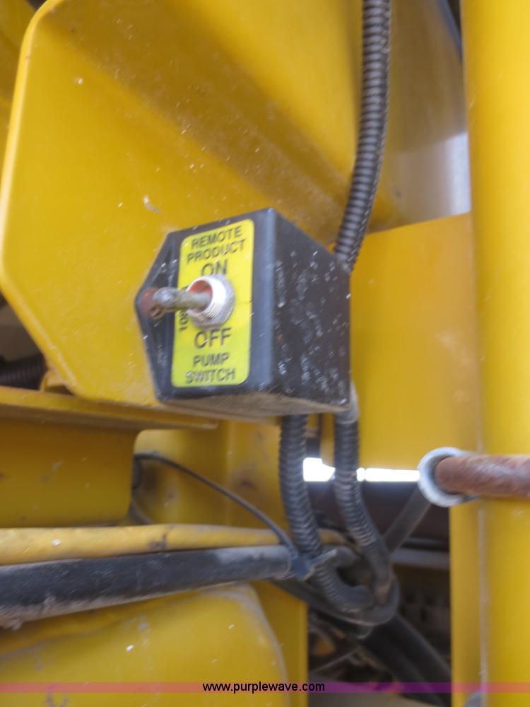 image for item F6998 1993 Ag-Chem RoGator 854 self-propelled sprayer