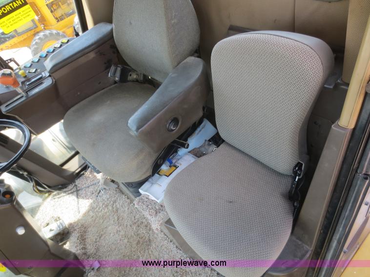 image for item F6998 1993 Ag-Chem RoGator 854 self-propelled sprayer